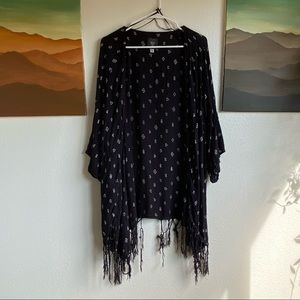 Bill along size M shawl black and white geometric
